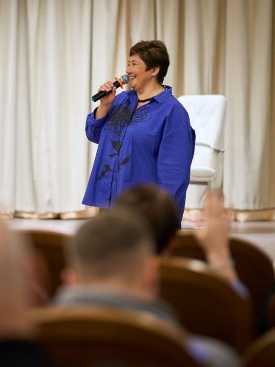 Малика Шелахова на сцене с микрофоном