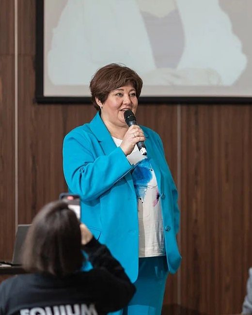 Коммуникативные навыки: Малика Шелахова выступает перед участниками программы