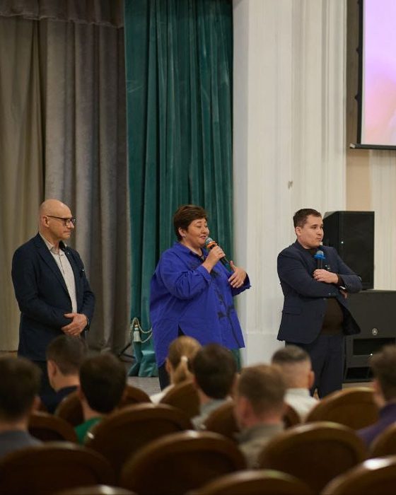 Ведение переговоров: Малика Шелахова ведёт обсуждение на сцене